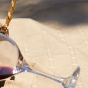 Canasto con vino de Finca Los Teros